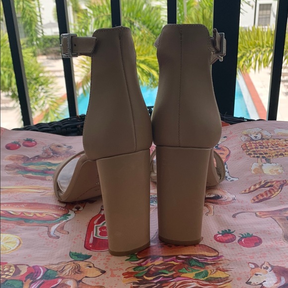 Gianni Bini Tan Heels Minimalist Design - Picture 4 of 7